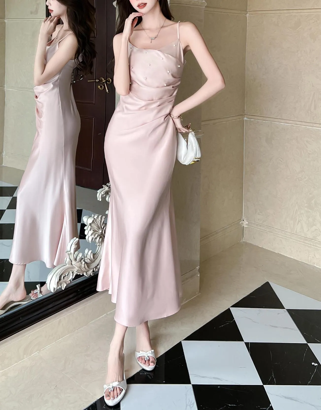 Chic Strappy Dress in Luxurious Satin for a Fashionable Look