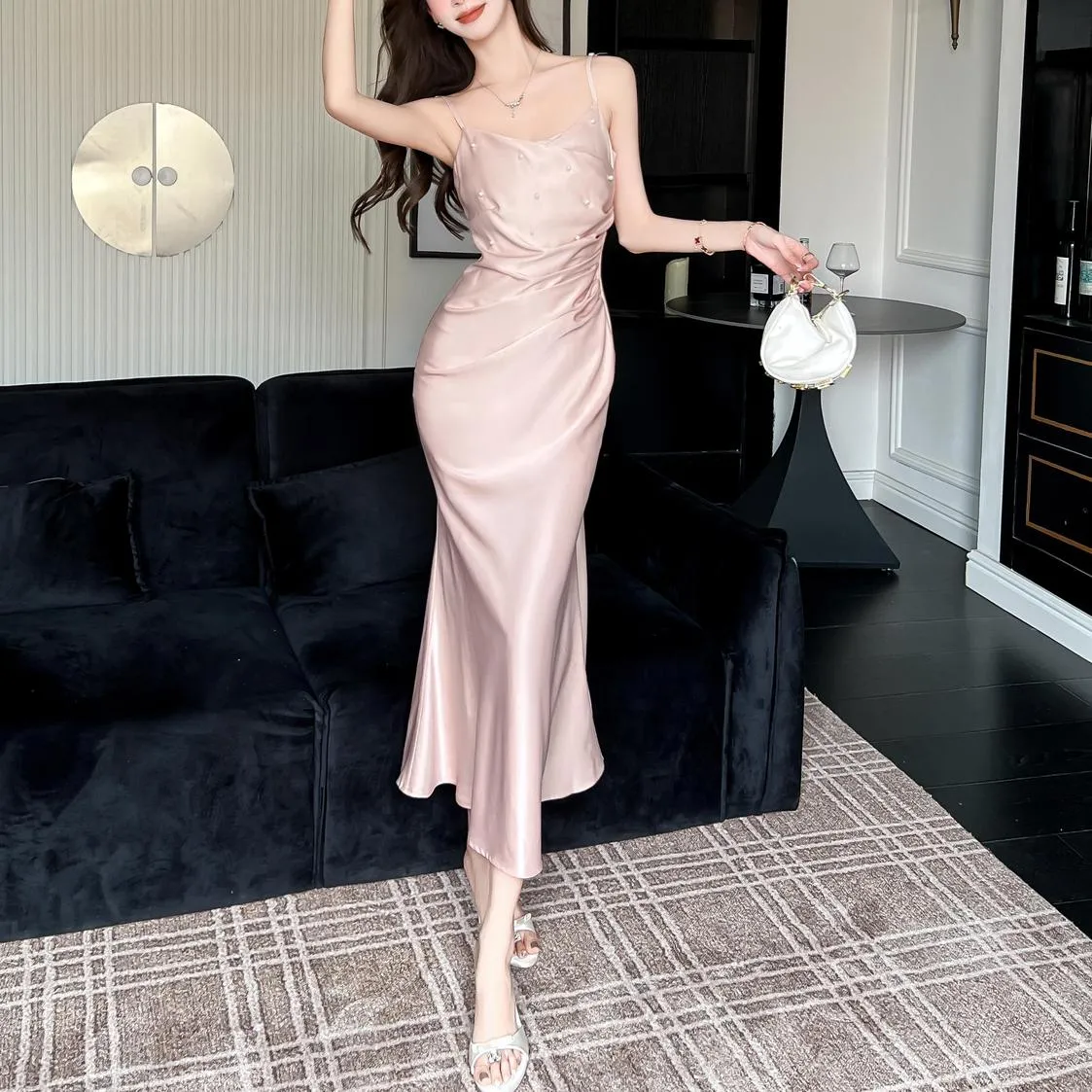 Chic Strappy Dress in Luxurious Satin for a Fashionable Look