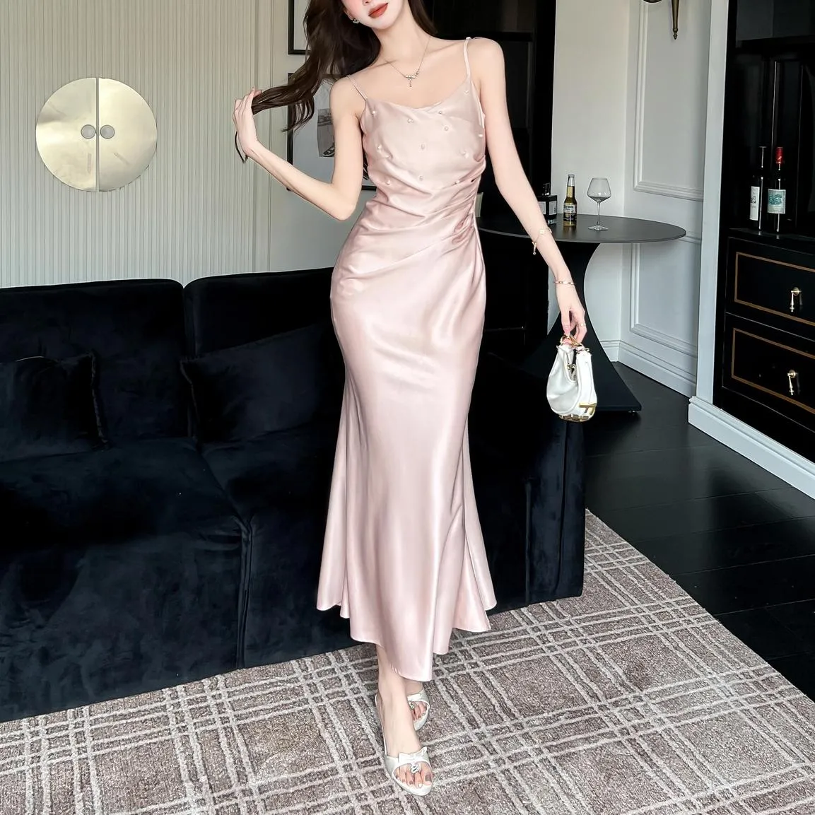 Chic Strappy Dress in Luxurious Satin for a Fashionable Look