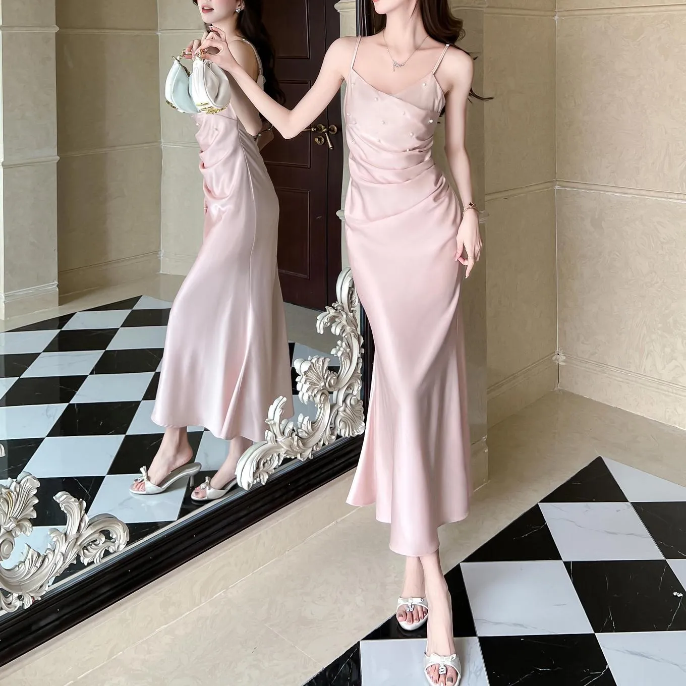 Chic Strappy Dress in Luxurious Satin for a Fashionable Look