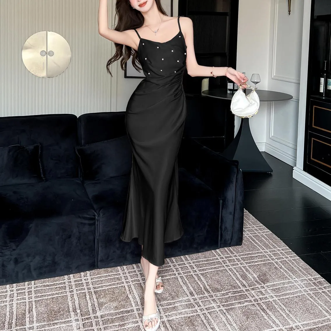 Chic Strappy Dress in Luxurious Satin for a Fashionable Look