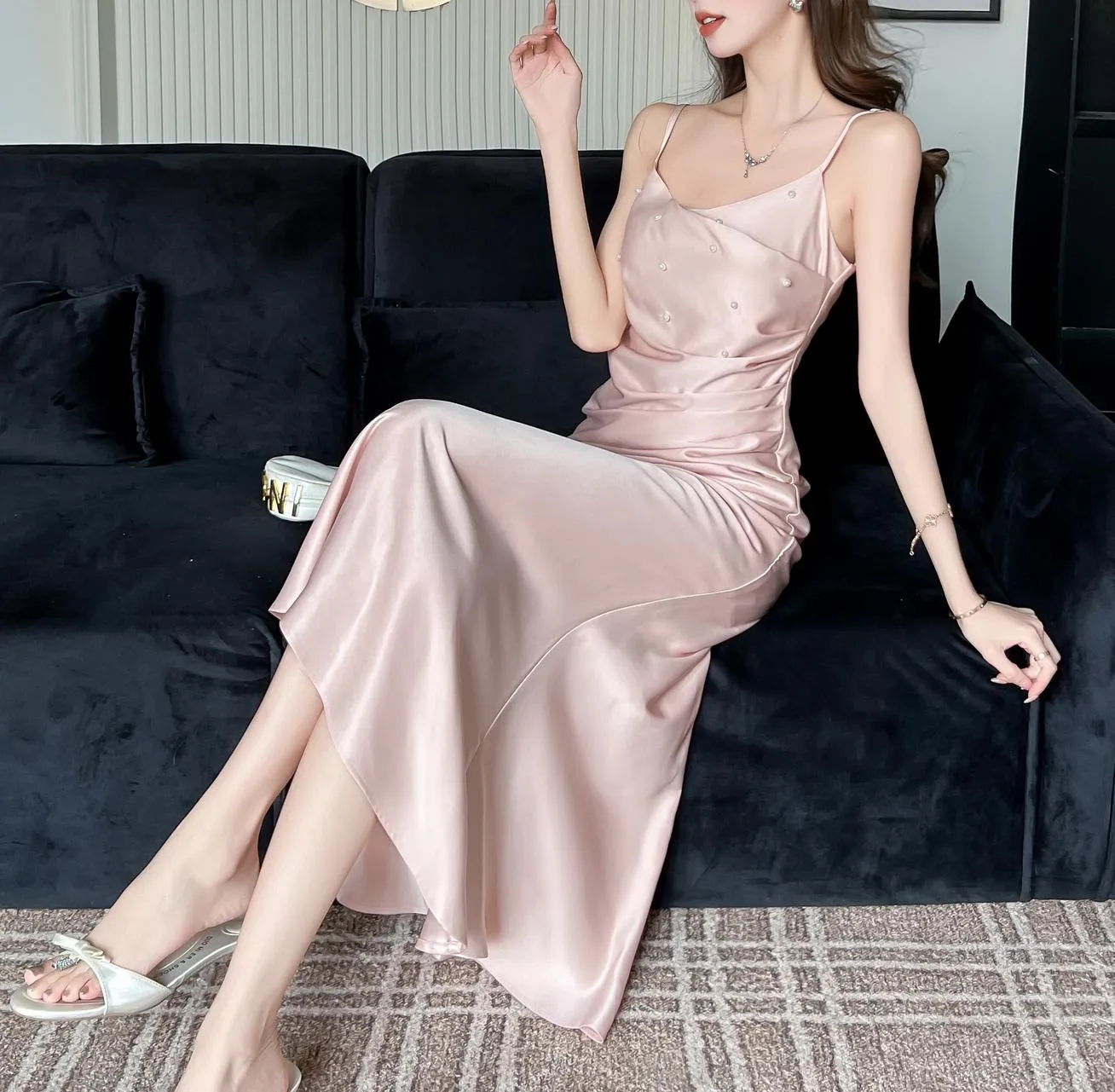 Chic Strappy Dress in Luxurious Satin for a Fashionable Look
