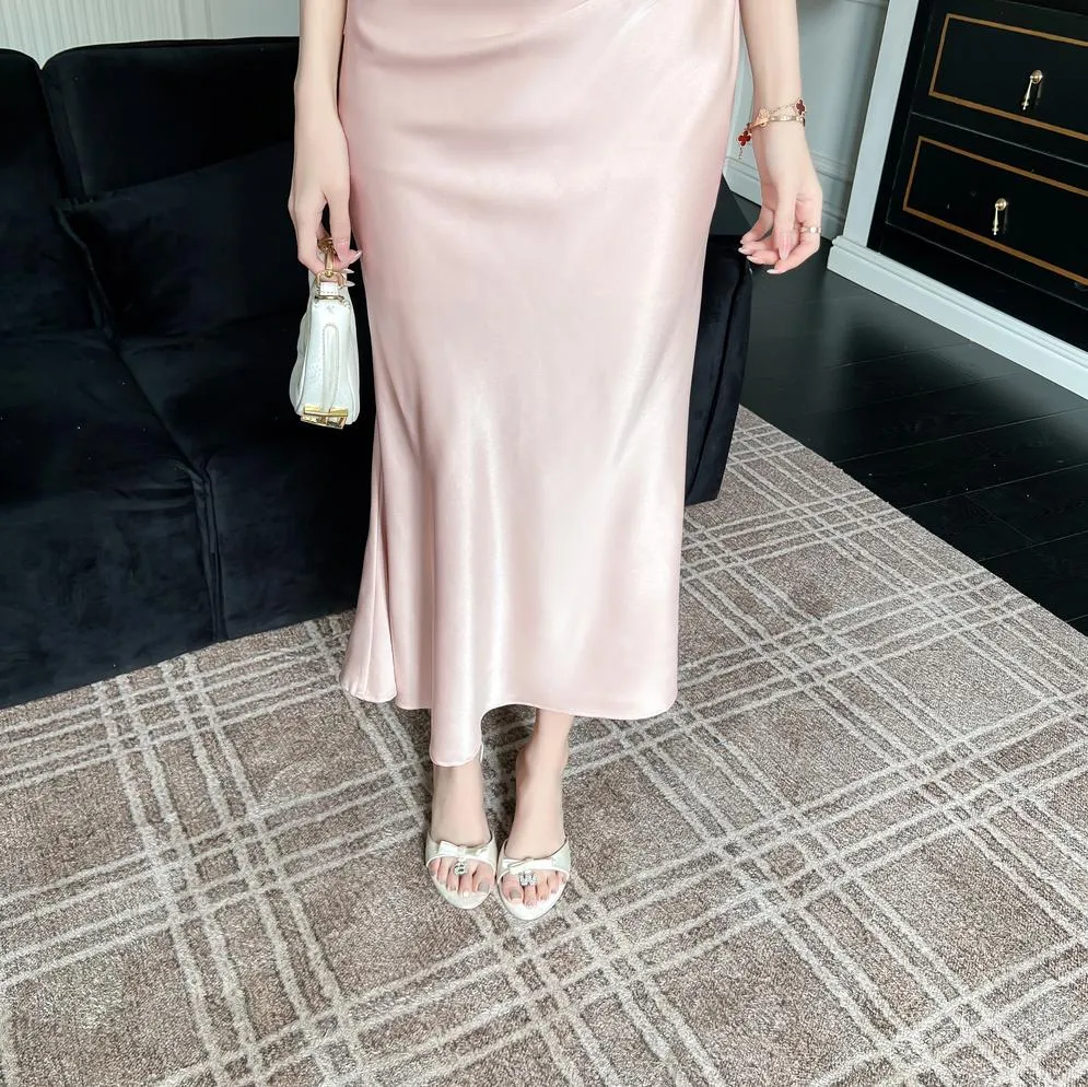 Chic Strappy Dress in Luxurious Satin for a Fashionable Look