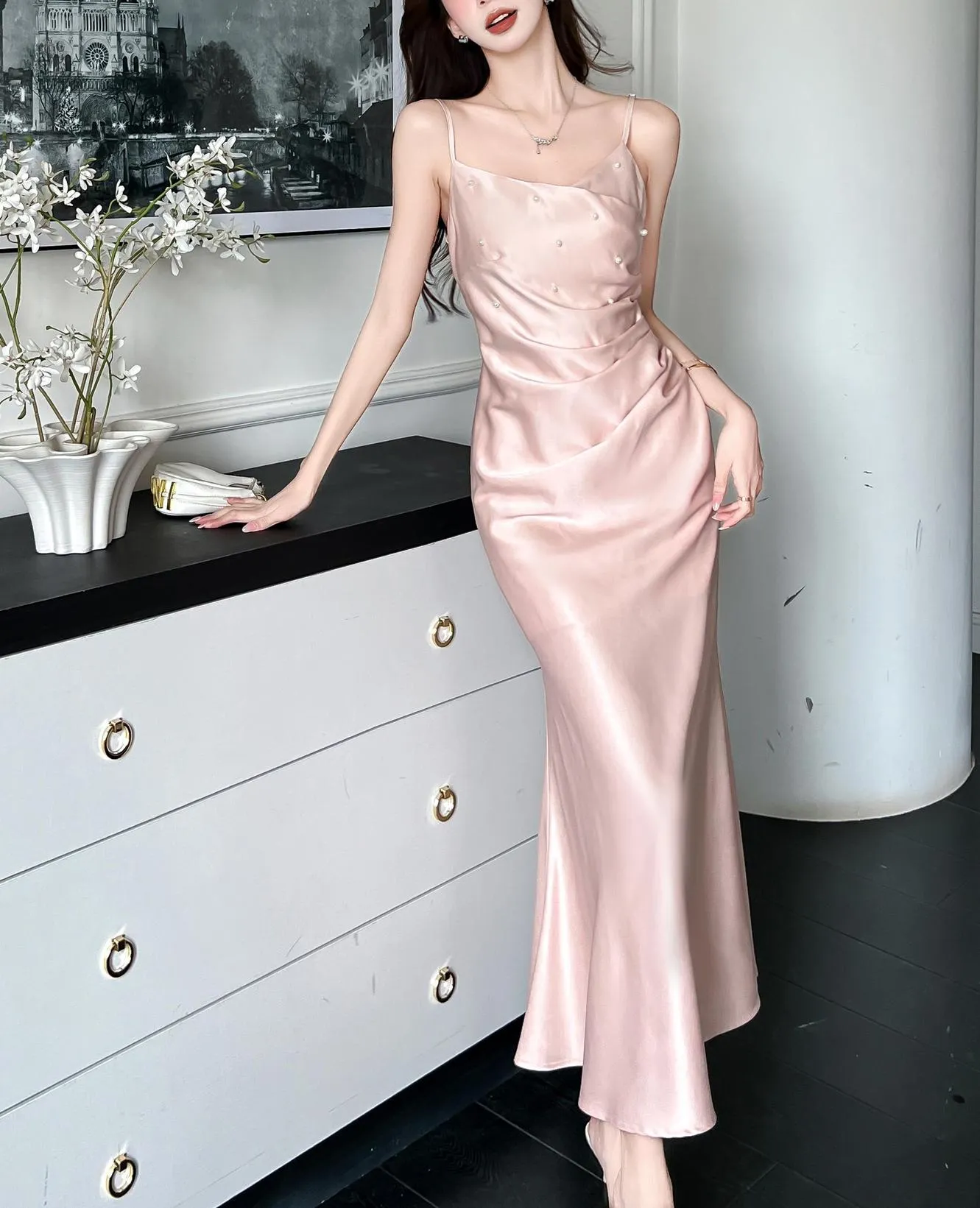 Chic Strappy Dress in Luxurious Satin for a Fashionable Look