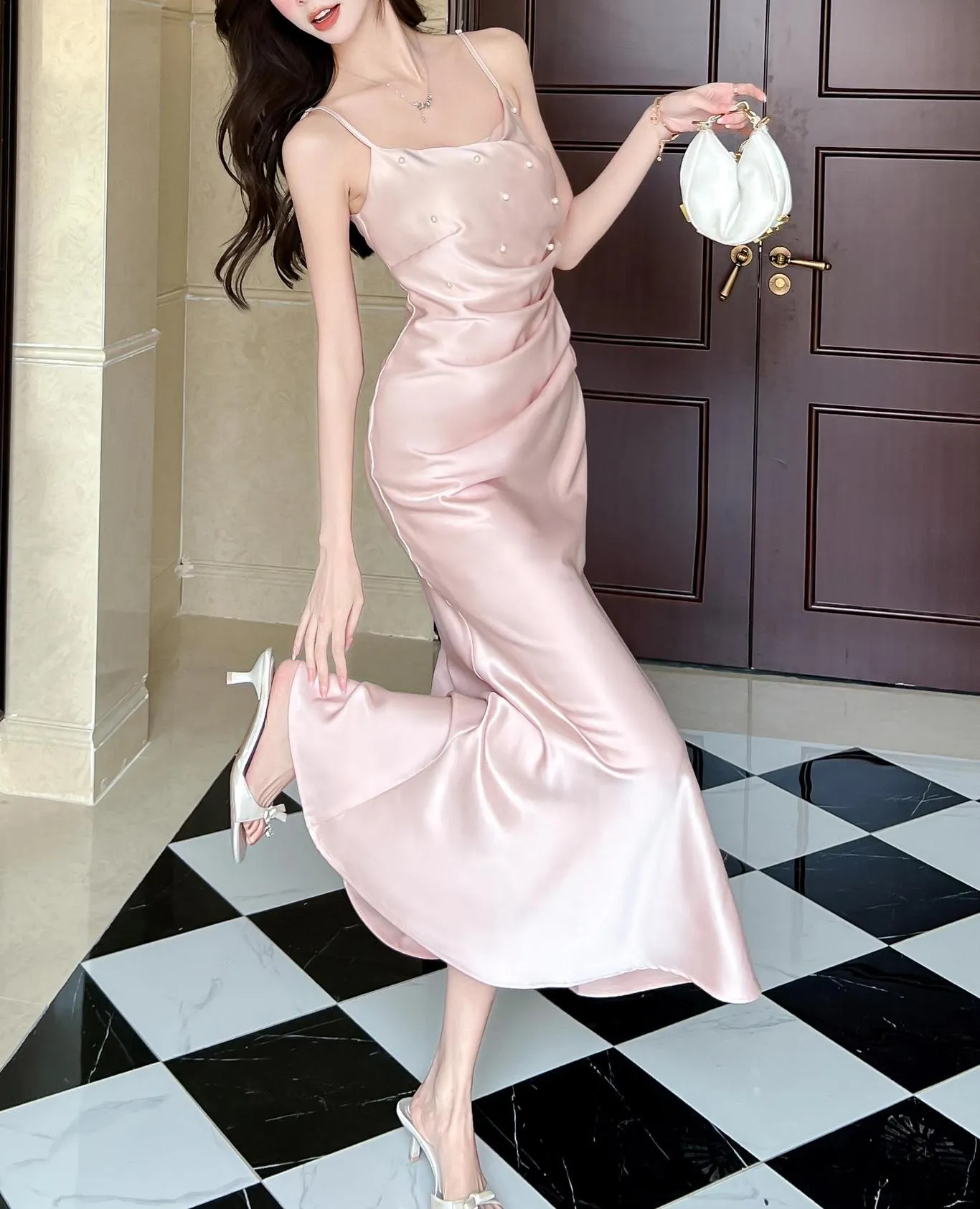 Chic Strappy Dress in Luxurious Satin for a Fashionable Look