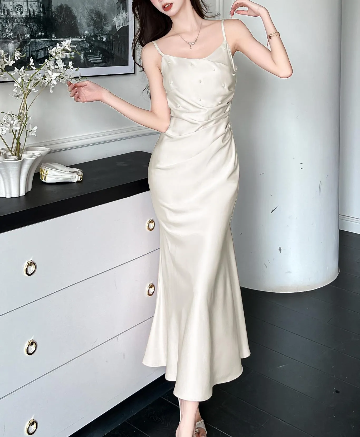 Chic Strappy Dress in Luxurious Satin for a Fashionable Look