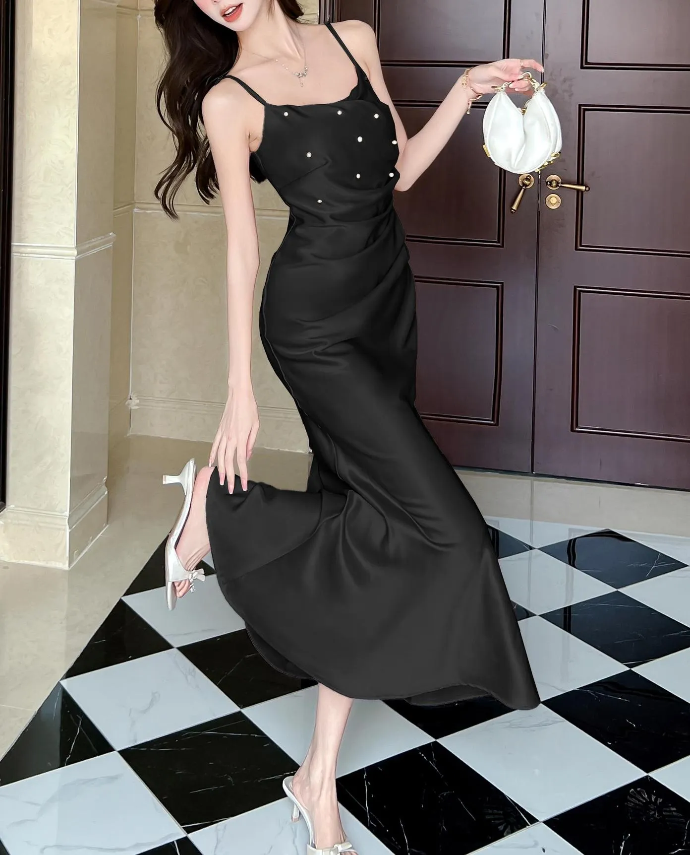 Chic Strappy Dress in Luxurious Satin for a Fashionable Look