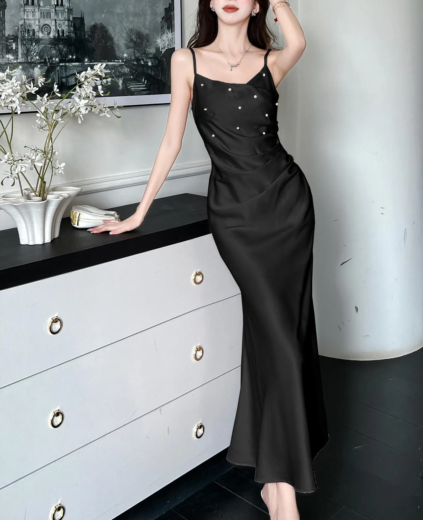 Chic Strappy Dress in Luxurious Satin for a Fashionable Look