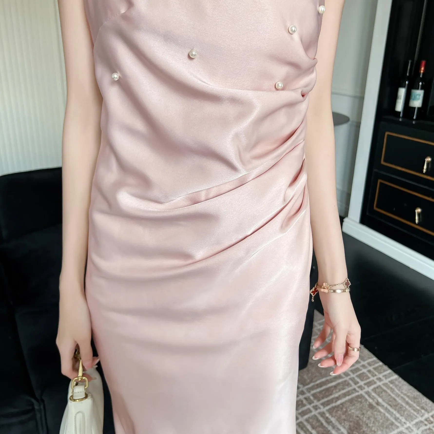Chic Strappy Dress in Luxurious Satin for a Fashionable Look